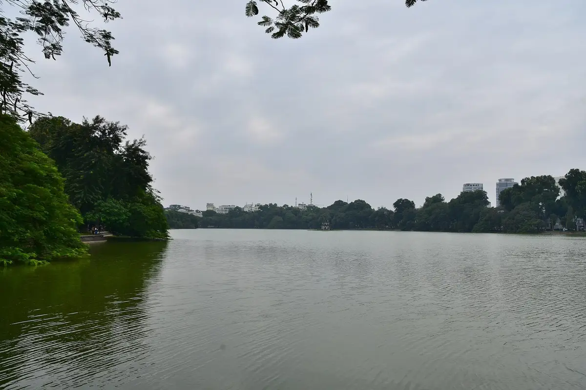Hanoi & Ha Long Bay Escorted 8D7N — Day 1 — Arrive Hanoi · Hoan Kiem Lake · Old Quarter cyclo ride · welcome dinner (D)